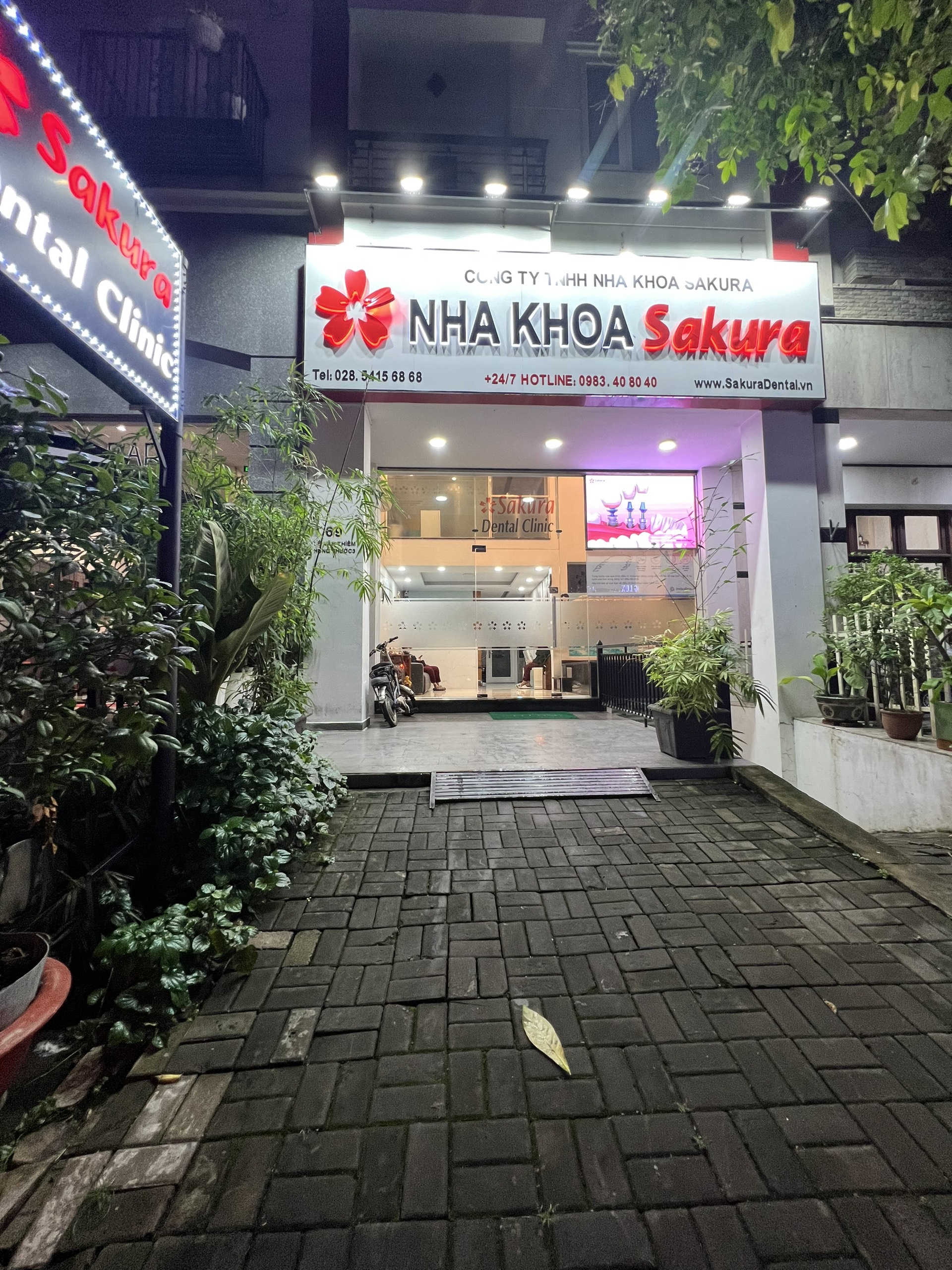 NHA KHOA SAKURA TUYỂN DỤNG 