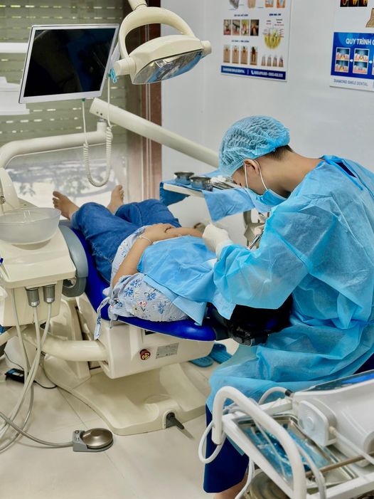 ]Cần tuyển nhân viên lễ tân nha khoa và phụ tá nha khoa.  Số lượng: 3 