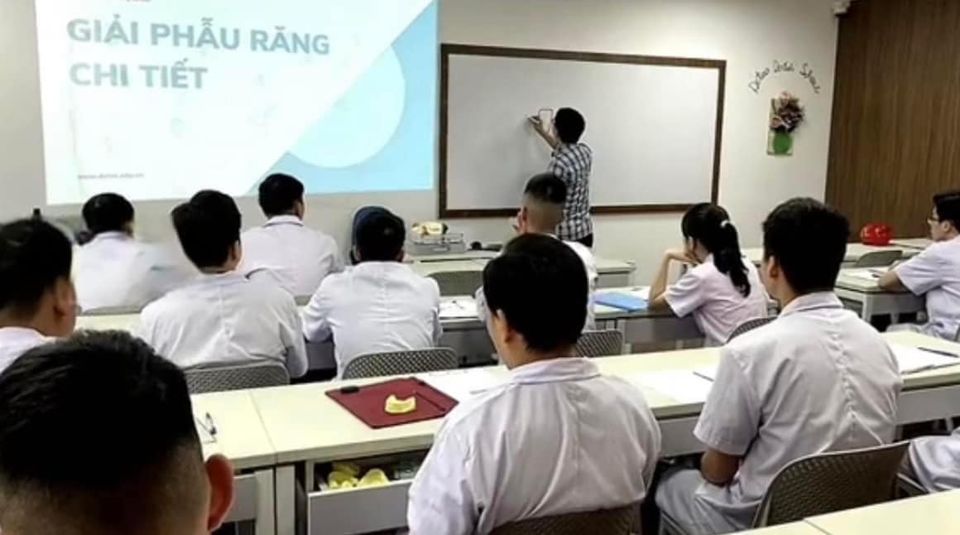 Mình có đứa em sinh năm 2004, hiện tại đang học trung cấp y sĩ RHM, với mong muốn đến phòng khám để được học hỏi thêm kỹ năng, kiến thức và kinh nghiệm.