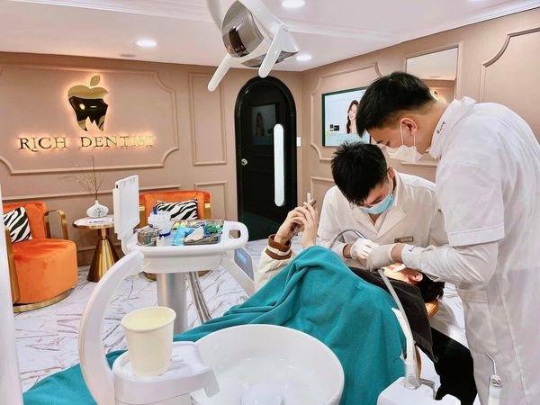 𝐍𝐇𝐀 𝐊𝐇𝐎𝐀 𝐑𝐈𝐂𝐇 𝐃𝐄𝐍𝐓𝐈𝐒𝐓 𝐓𝐔𝐘𝐄̂̉𝐍 𝐃𝐔̣𝐍𝐆  Vị trí: PHỤ TÁ NHA KHOA - 5 bạn Nữ 