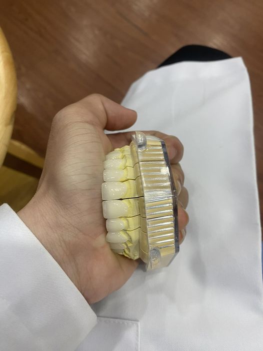 Nha khoa Hoàng Gia Tân Bình tuyển 1 điều trị, và 1 bạn lễ tân