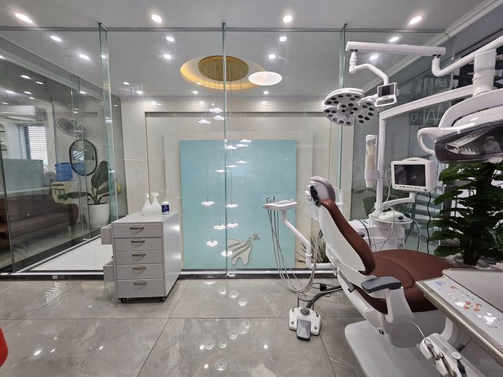  cần tuyển dụng thêm một số vị trí sau: - Bác sĩ RHM: 2 người, làm được chỉnh nha hoặc Implant