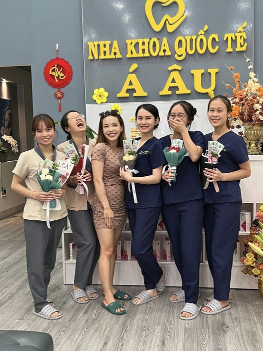 Nha Khoa Quốc Tế Á Âu cần tuyển dụng những vị trí như sau:  + 2 Lễ Tân  + 4 Phụ tá 