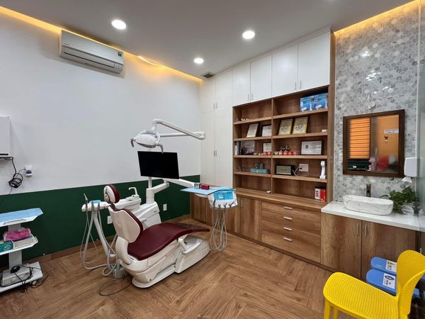 TUYỂN DỤNG: 1 . Vị trí: Lễ tân nha khoa 🔴Số lượng : 01. Vị trí : Phụ tá nha khoa 🔴Số lượng: 01