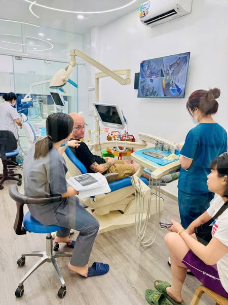 TUYỂN PHỤ TÁ NHA KHOA 1. Số lượng: 01 người