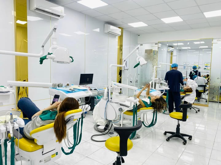 Nha khoa Happy Smile chi nhánh phú nhuận cần tuyển 2 bạn phụ tá Nữ