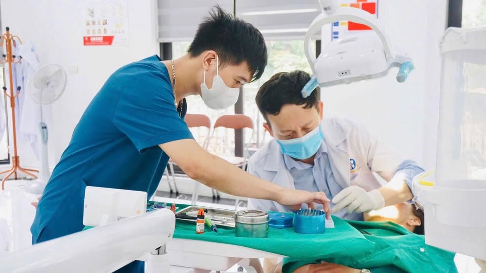 NHA KHOA ĐỨC AN TUYỂN DỤNG:  -  03 Phụ tá/ KTV nha khoa