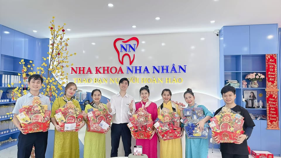 NHA KHOA NHA NHÂN CẦN TUYỂN; Lễ tân : 01( từ 25-31tuổi) Phụ tá: 05   Điều dưỡng: 05,   Nha sĩ: 03,  Bác sĩ: 02