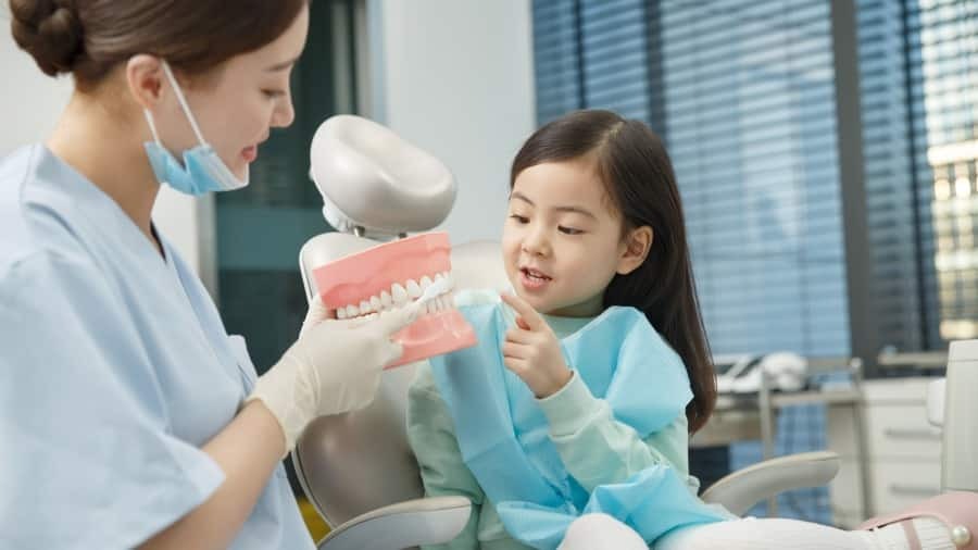 TUYỂN DỤNG NHÂN SỰ - NHA KHOA * Vị trí:  1. Bác sĩ răng hàm mặt 2. Y sĩ răng hàm mặt, kinh nghiệm điều trị trên 2 năm 3. Phụ tá, kinh nghiệm trên 1 năm 4. Lễ tân/chăm sóc khách hàng/sale/quản lí nhân sự, kinh nghiệm trên 1 năm