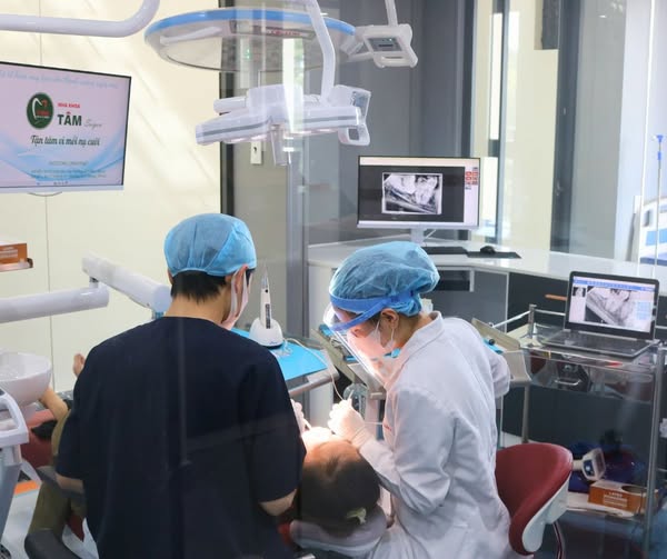 NHA KHOA TÂM SAIGON KHU VỰC ĐÀ LẠT TUYỂN DỤNG VỊ TRÍ : - Bác sĩ Điều trị  - Phụ tá nha khoa (Nam và Nữ )