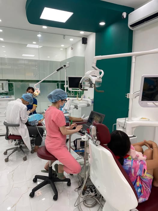 Tuyển phụ tá &amp; lễ tân nha khoa 